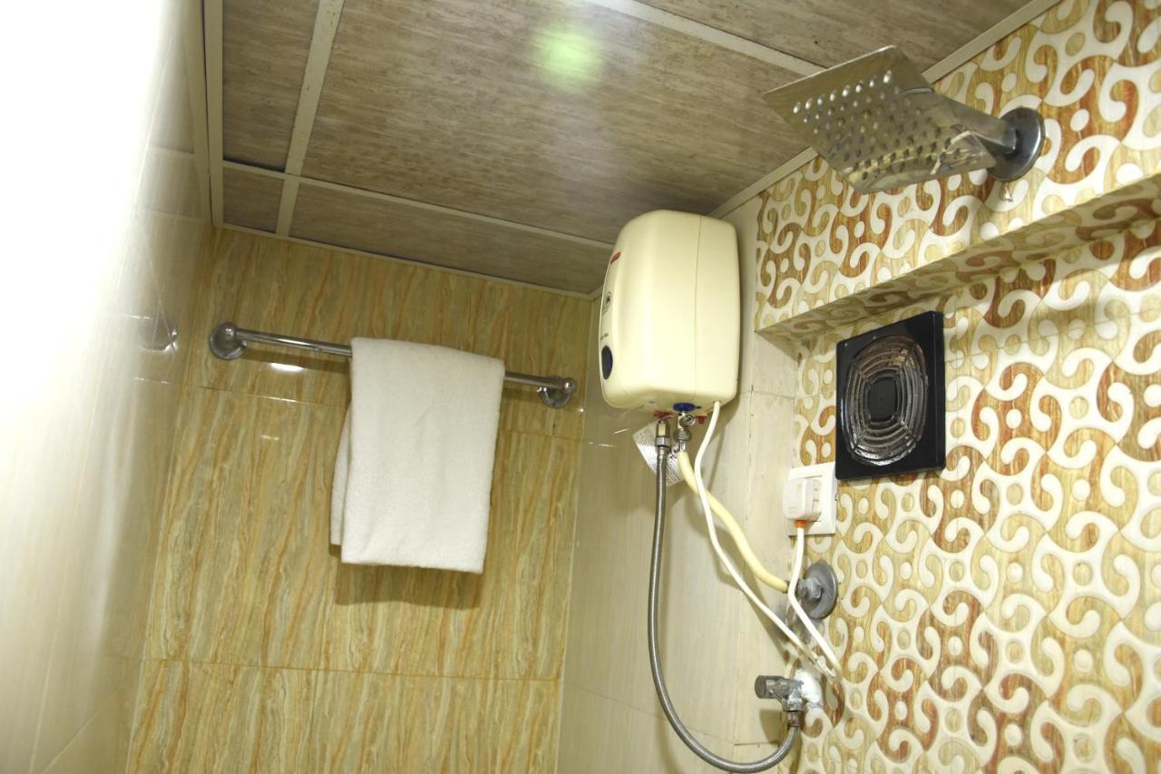 Hotel Galaxy Comforts Мумбай Екстериор снимка